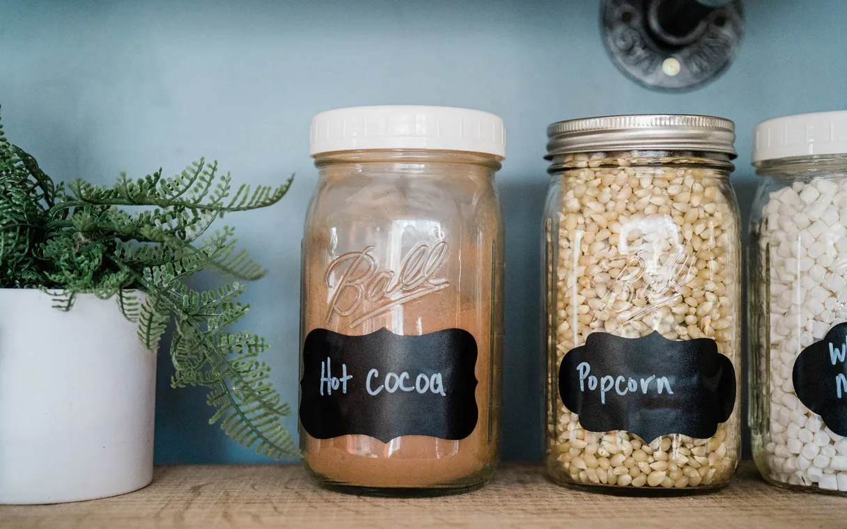 Despensa ordenada con cereales y legumbres