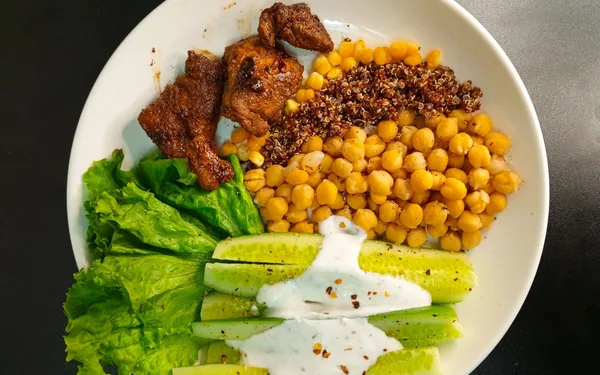 Bol de cereal, verduras y legumbres