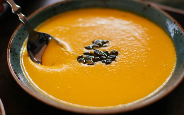 Crema de verduras con guarnición crujiente