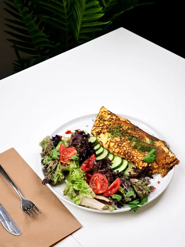 Tortilla con verduras y ensalada