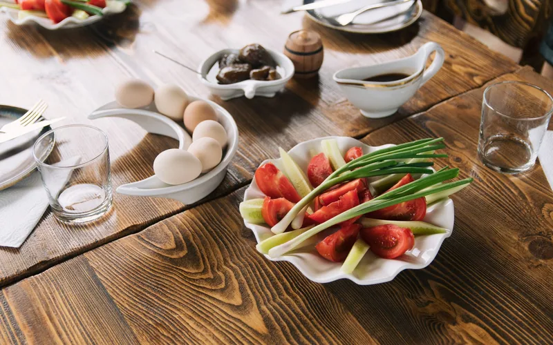 Mesa con componentes de una comida para compartir