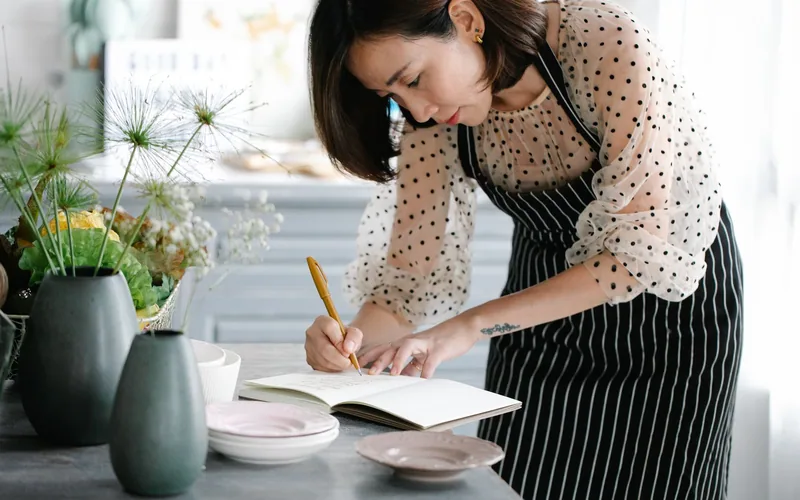 Persona escribiendo una consulta sobre un menú semanal